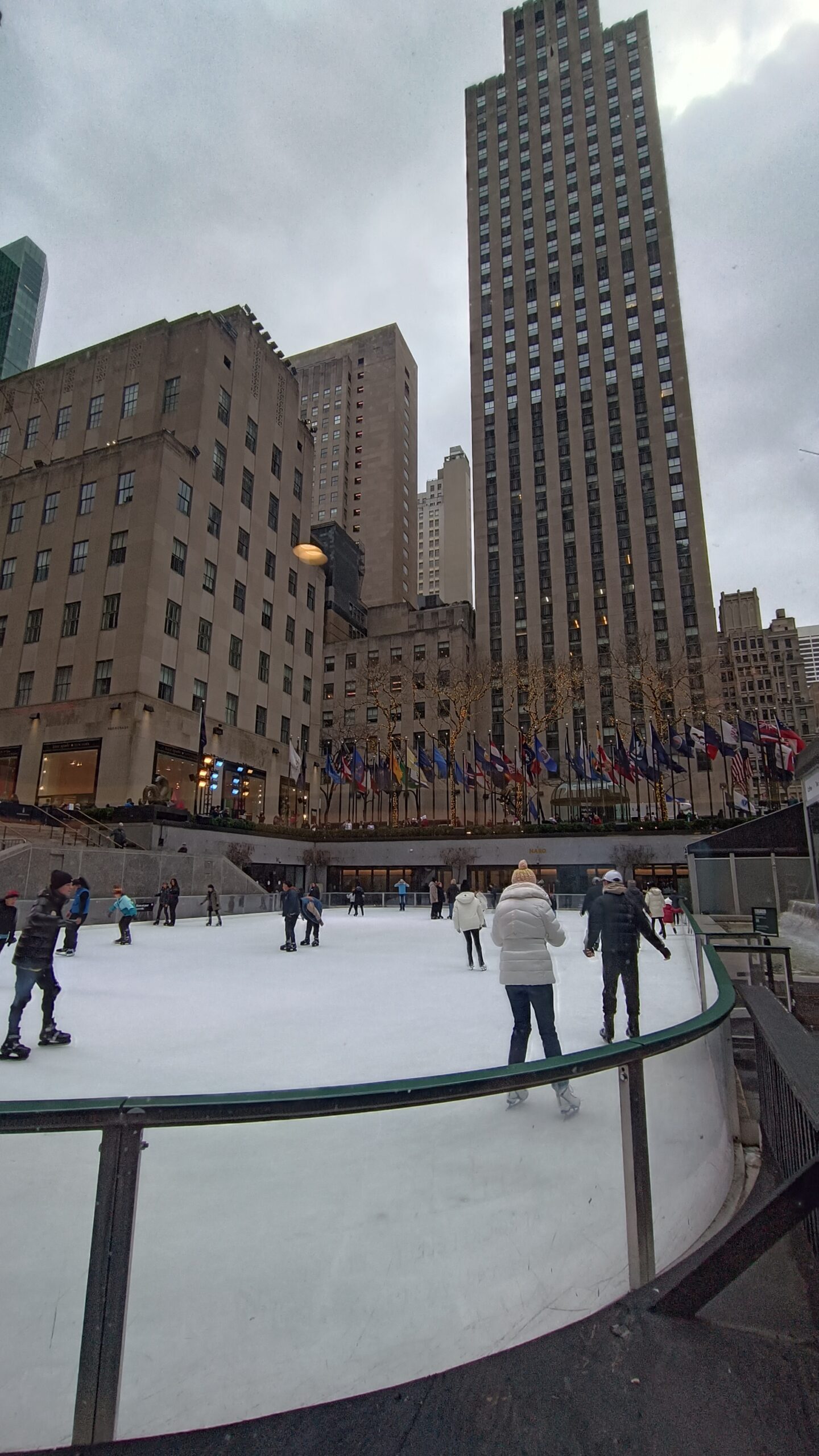 Rockefeller street - sellega meenub esmalt mulle 2011 a Getter Jaani eurolaul. Ei saanud siis ma aru täpselt, mis või kes asi see Rockefeller street ka on. No nüüd külastades seda linnakujunduslikku imet koos aedade, kaupluste (n=100), restoranide (n=52), bürooruumide ja kunistiteostega, saan ehk veidi rohkem aru laulu mõttest. Rockefeller Center on Manhattani keskosa süda, kus elu käib nii päeval kui ööl. Maja on ehitatud 1930ndatel ja kõrguseks 259 m, 70 korrust. Selles on 48 758 kontoriakent. No neid annab pesta :D